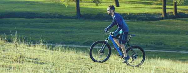 年轻人在公园里骑自行车 — 图库照片