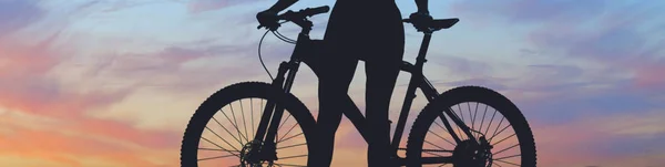 Bisikletli Bir Erkek Bisikletçi — Stok fotoğraf