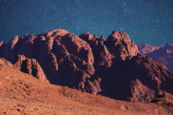 Cordilheira Silhueta Com Nevoeiro Visível Nascer Sol Lindas Montanhas Deserto — Fotografia de Stock