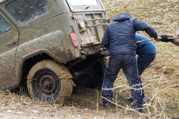 Männer Zogen Geländewagen Ins Freie — Stockfoto