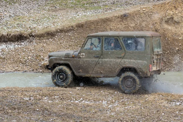 Suv Car Riding Dirty Road Outdoors — Fotografia de Stock