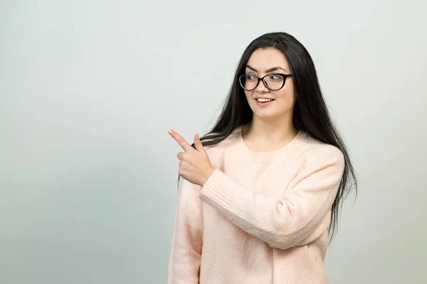 Portret Van Een Mooi Meisje Een Roze Trui Kijkt Opzij — Stockfoto