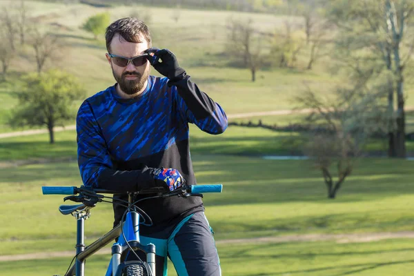 Junger Mann Mit Fahrrad Park — Stockfoto