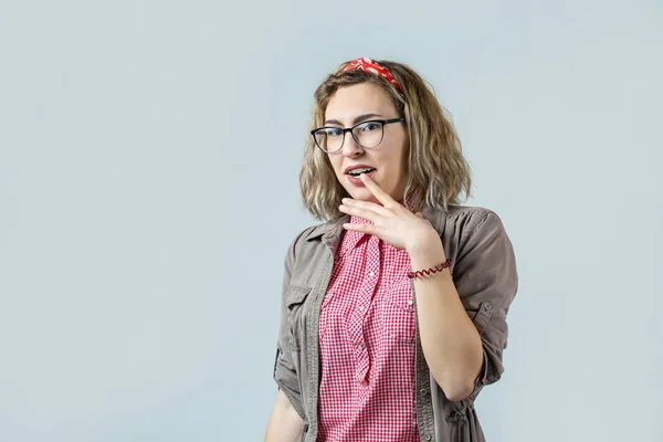 Felice Giovane Donna Caucasica Modelli Gesti Emotivi Sfondo Grigio — Foto Stock