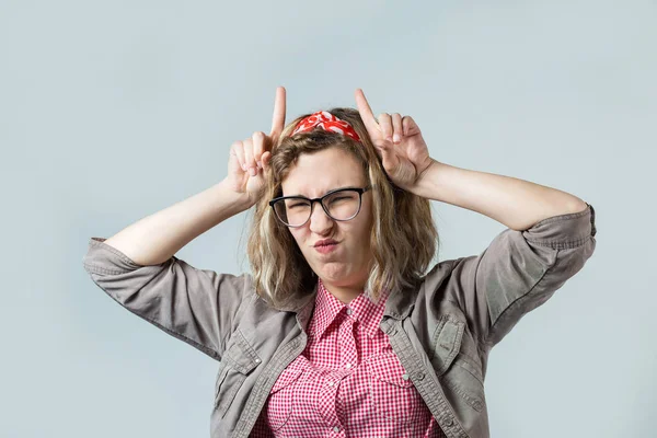 Feliz Joven Caucásica Modelos Gestos Emocionales Sobre Fondo Gris —  Fotos de Stock