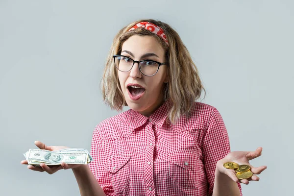 Beautiful Young Blonde Caucasian Girl Wear Glasses Holding Crypto Coins — Foto Stock