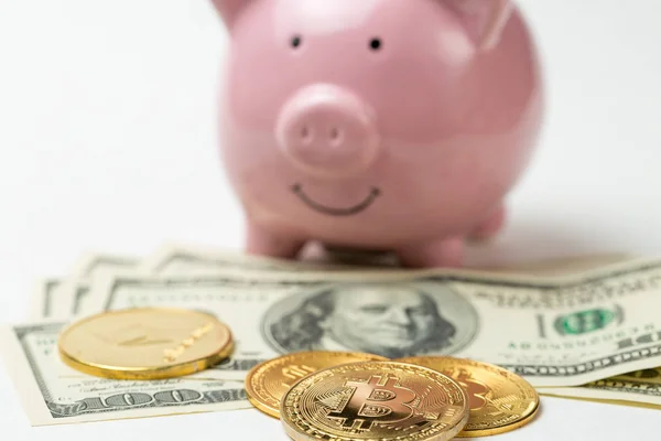 Porquinho Porquinho Fundo Notas 100 Dólares Americanos Moedas Físicas Bitcoins — Fotografia de Stock
