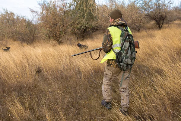 Male Hunter Rifle Hunting Outdoors — Stock Fotó