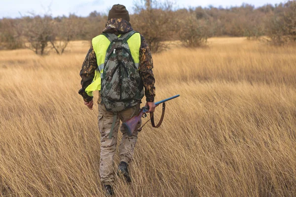 Male Hunter Rifle Hunting Outdoors — Stock Photo, Image