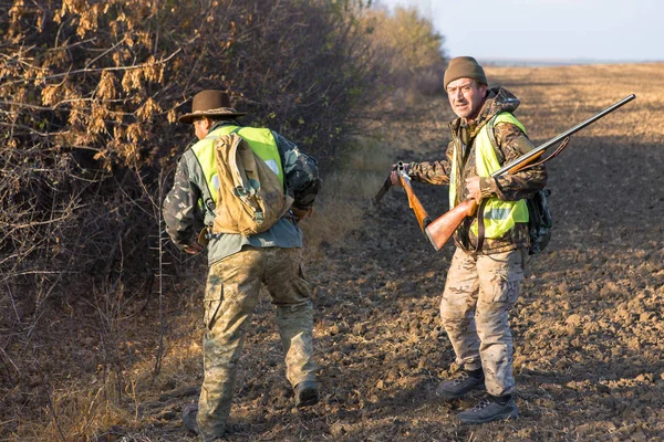 Tüfekli Erkek Avcılar Dışarıda Avlanıyor — Stok fotoğraf