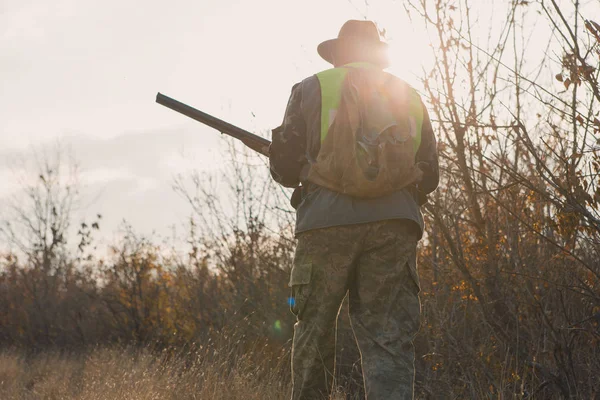 Caçador Masculino Com Rifle Caça Livre — Fotografia de Stock