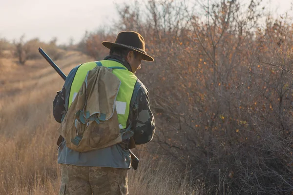 Male Hunter Rifle Hunting Outdoors — Foto Stock