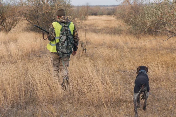 Male Hunter Rifle Hunting Outdoors — Stock Photo, Image