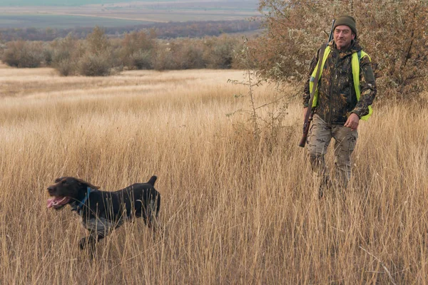 Male Hunter Rifle Hunting Outdoors — Fotografia de Stock