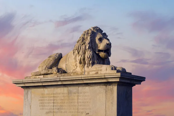 Lion Statue Sunset Sky Background — Fotografia de Stock
