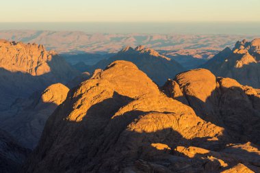 Sina Dağı şaşırtıcı güneş doğarken, güzel şafak Mısır, dağ manzarası güzel. Panorama.