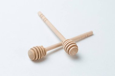 Beyaz arka planda tahta bal çubukları