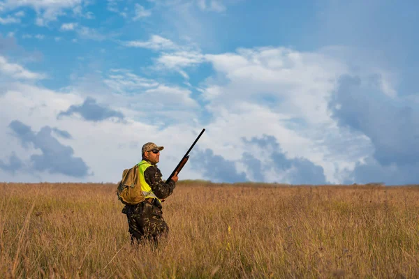 Male Hunter Shotgun Hunting Outdoors — Foto de Stock