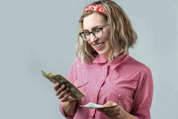 Mulher Loira Caucasiana Jovem Óculos Com Notas Dólar Fundo Branco — Fotografia de Stock