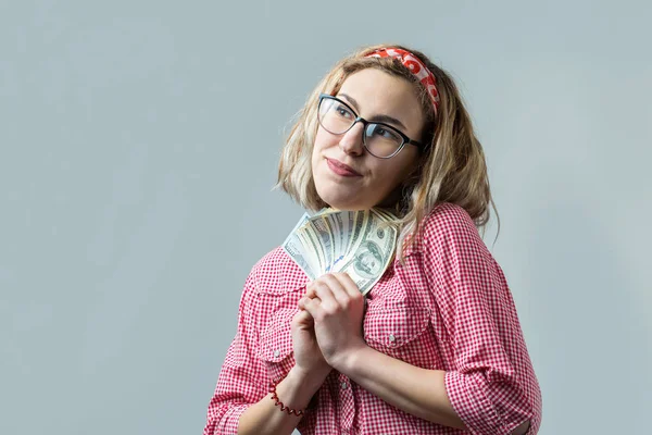 Giovane Donna Bionda Caucasica Occhiali Con Banconote Dollari Sfondo Bianco — Foto Stock