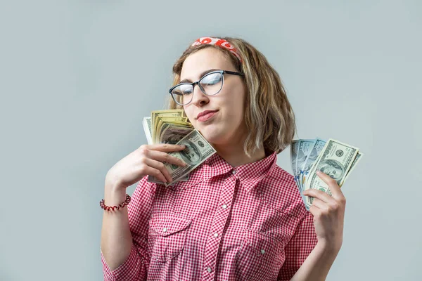 Mladá Kavkazská Blondýna Žena Brýlích Dolarovými Bankovkami Bílém Pozadí — Stock fotografie