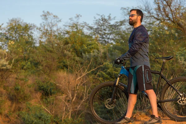 Radler Kurzen Hosen Und Trikot Auf Einem Modernen Carbon Hardtail — Stockfoto