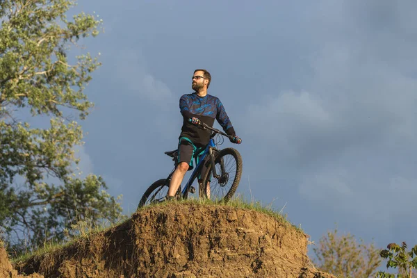 Cyklist Shorts Och Jersey Modern Kol Hardtail Cykel Med Luftfjädring — Stockfoto