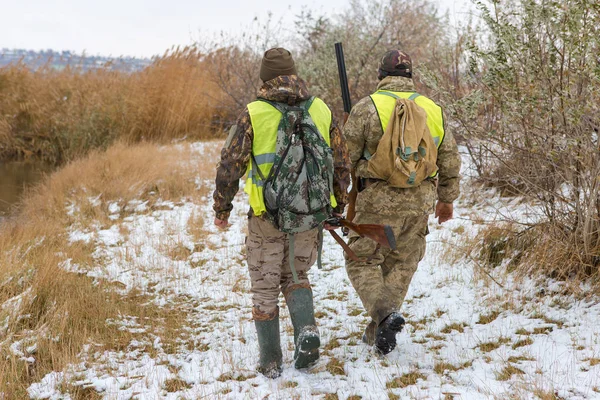 Male Hunters Shotguns Hunting Outdoors — Stock Photo, Image