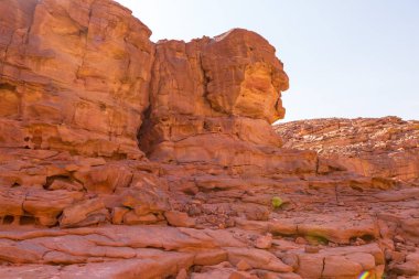 Çok renkli kumtaşı arka plan çöl kayalar. Renkli Kanyon, Güney Sina (Mısır) yarımadasında bir kaya oluşumudur.. 