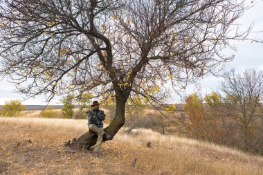 Bir şapka ve bir silah bozkır, avını arayan avcı av için amaçlamaktadır