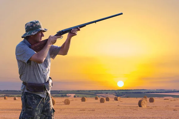 户外猎枪的男性猎手 — 图库照片