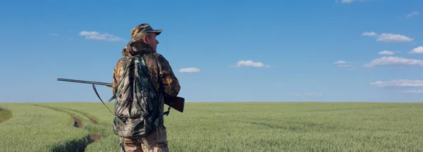 Açık Havada Tüfekli Bir Erkek Avcısı — Stok fotoğraf
