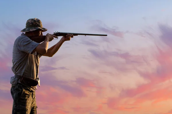 Male Hunter Shotgun Hunting Outdoors — Zdjęcie stockowe