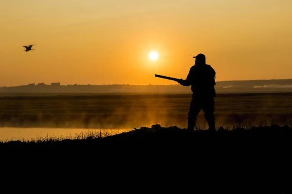 Mannelijke Jager Met Jachtgeweer Buiten — Stockfoto