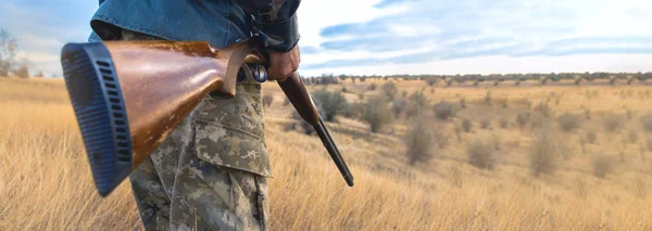 Bir Şapka Bir Silah Bozkır Avını Arayan Avcı Için Amaçlamaktadır — Stok fotoğraf