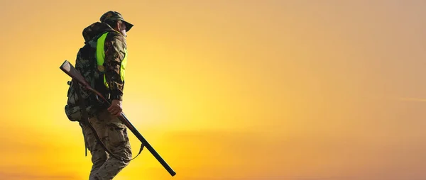 Male Hunter Shotgun Hunting Outdoors — Stock Photo, Image