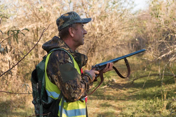 Homme Chasseur Avec Fusil Chasse Extérieur — Photo