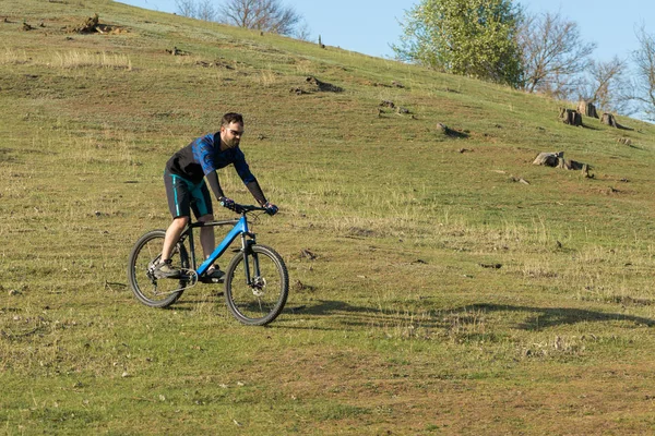 Cyklist Shorts Och Jersey Modern Kol Hardtail Cykel Med Luftfjädrande — Stockfoto