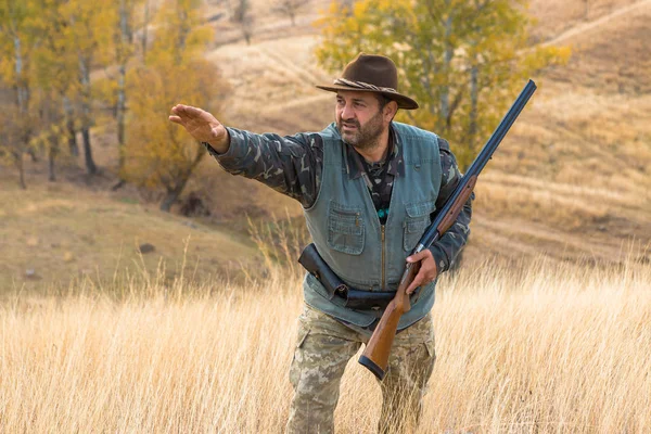 Chasseur Avec Chapeau Une Arme Feu Recherche Proies Dans Steppe — Photo