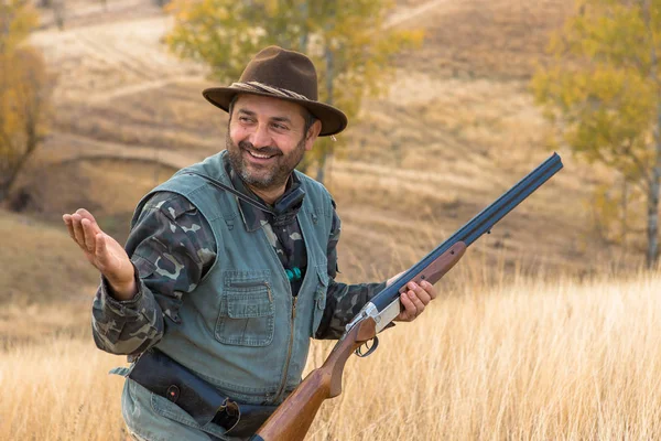 Jäger Mit Hut Und Gewehr Auf Der Suche Nach Beute — Stockfoto