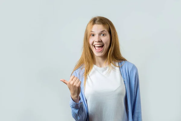 Retrato Emocional Uma Menina Ruiva Fundo Cinza Emoções Tempestuosas Conceito — Fotografia de Stock