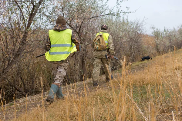 Two Male Hunters Hunting Outdoors — Stockfoto