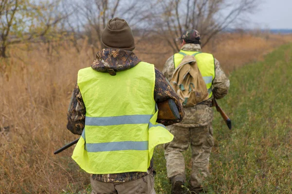 Two Male Hunters Hunting Outdoors — Fotografia de Stock