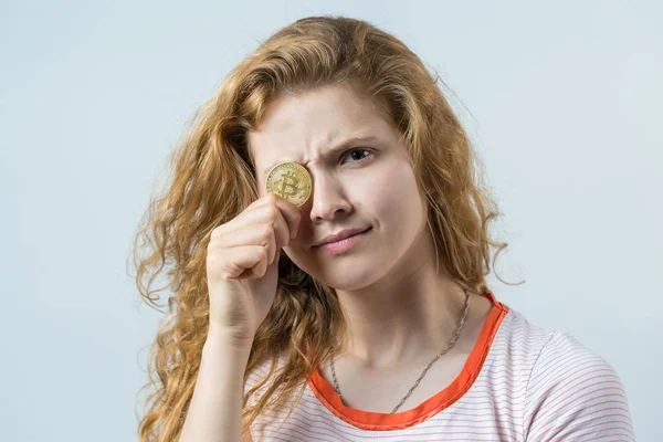 Beautiful Young Caucasian Girl Crypto Coin — Stockfoto