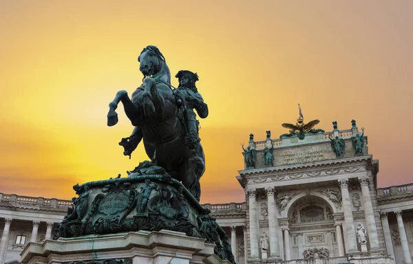 Estátua Rei Cidade Europeia — Fotografia de Stock