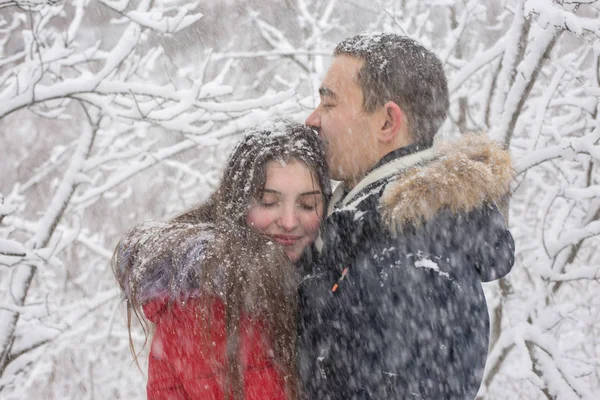 Der Kerl Und Das Mädchen Ruhen Sich Winterwald Aus Mann — Stockfoto