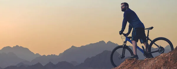 Mann Fährt Fahrrad Den Bergen — Stockfoto