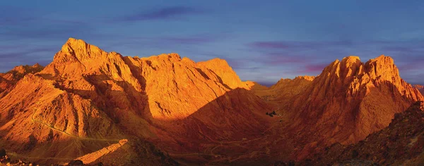 산에서 아름다운 파노라마 안개를 보이는 실루엣과 — 스톡 사진