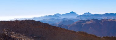 Dağdan güzel bir manzara. Panorama. Sabah mavi sis ile görünür siluetleri ile Dağ aralığı.