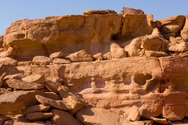Çok renkli kumtaşı arka plan çöl kayalar. Renkli Kanyon, Güney Sina (Mısır) yarımadasında bir kaya oluşumudur.. 